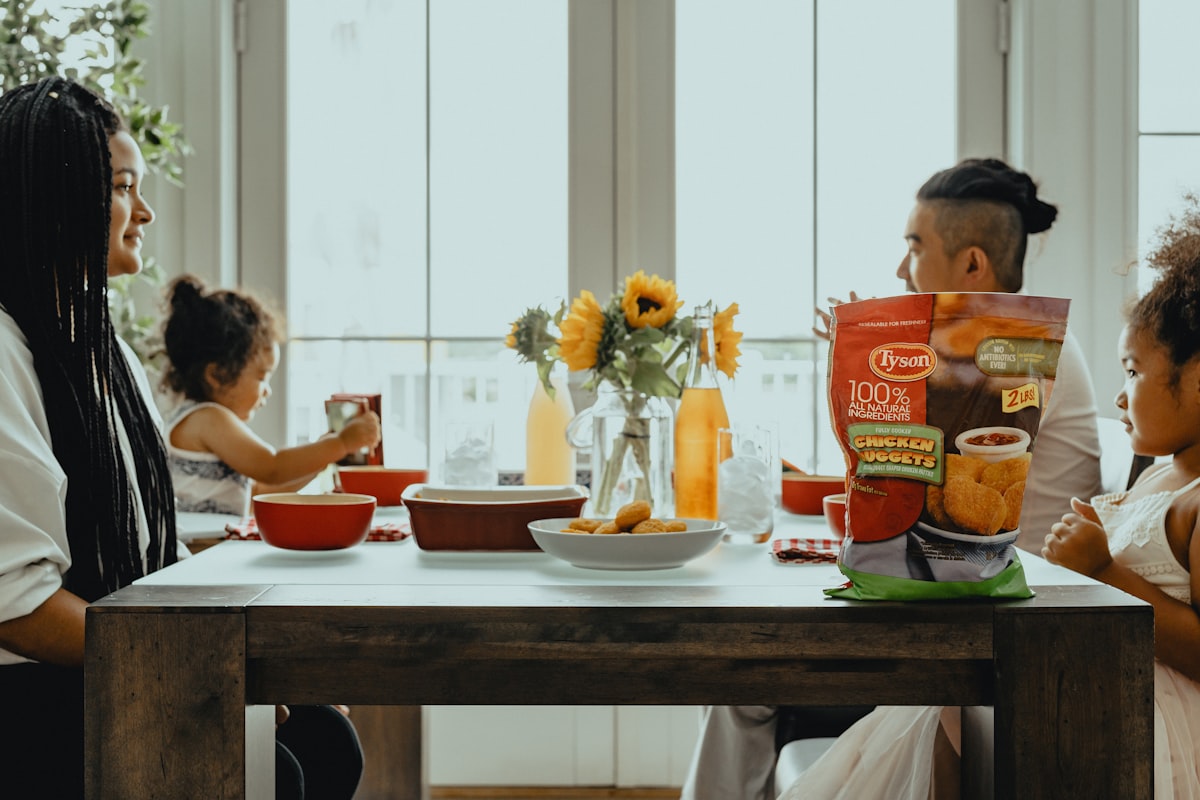 Tim editorial wellnessmealpreparation bekerja di dapur