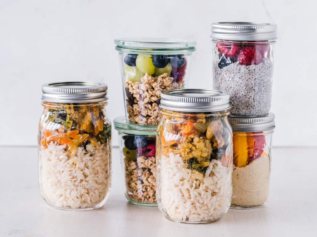Smoothie bowl dengan granola dan buah-buahan